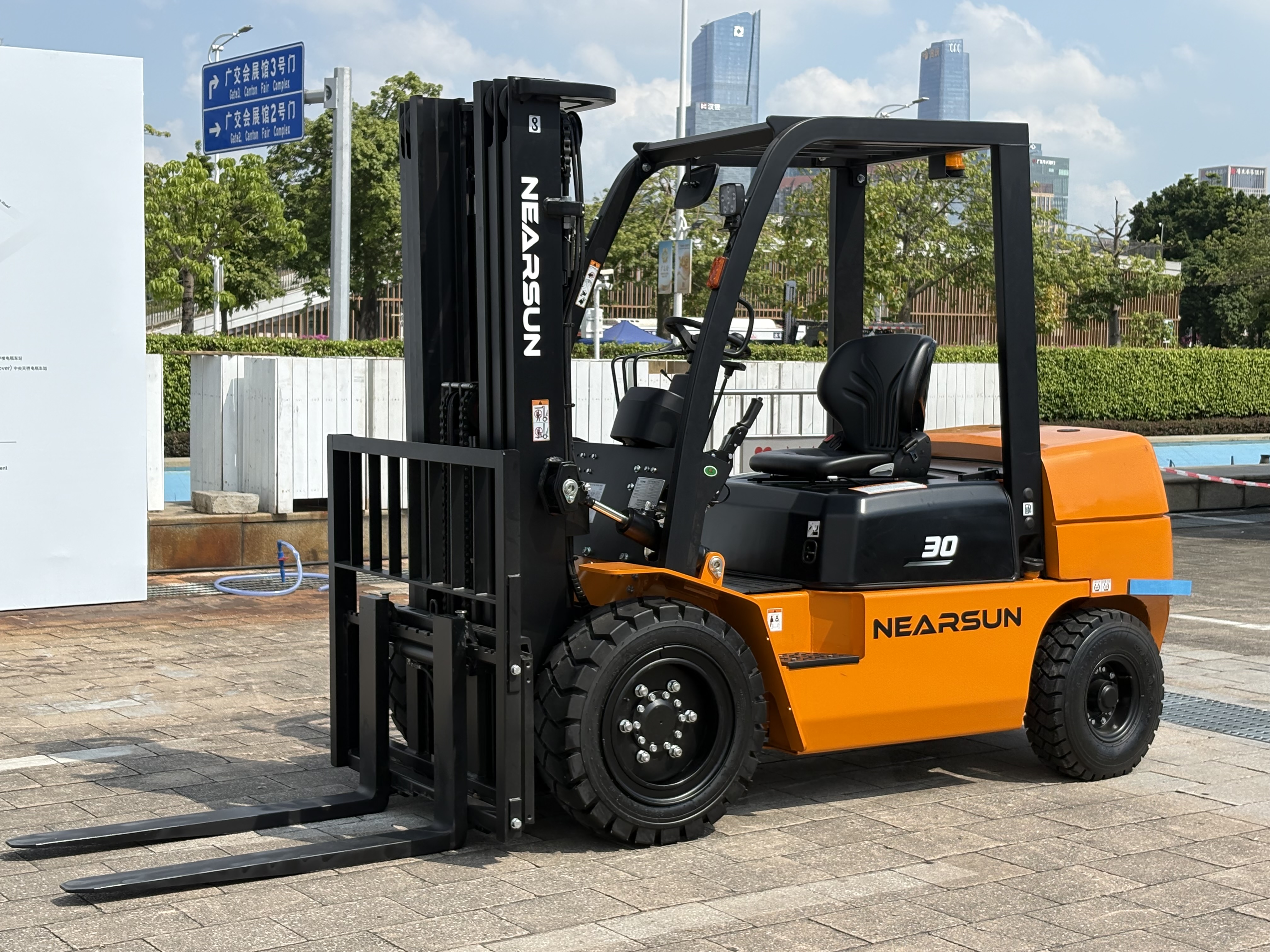 NEARSUN Displays Its 3-Ton Diesel Forklift at the Canton Fair
